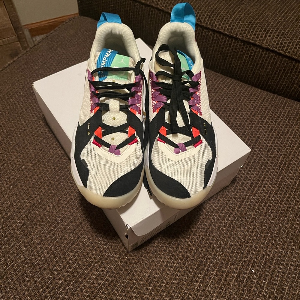 Jordan Delta. Women’s shoe in white with Black and Blue Accents